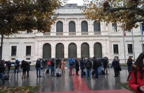 ep los medios de comunicacion a las puertas de la audiencia de burgos para seguir el juicio a puerta