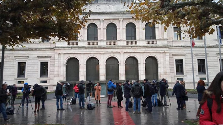 Los medios de comunicación a las puertas de la Audiencia de Burgos para seguir el juicio a puerta cerrada contra tres exjugadores de La Arandina. | EUROPA PRESS ep los medios de comunicacion a las puertas de la audiencia de burgos para seguir el juicio a puerta