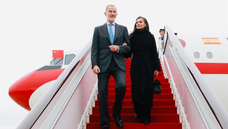 ep los reyes felipe vi y letizia a su llegada al aeropuerto de chengdu china en el inicio de su ep los reyes felipe vi y letizia a su llegada al aeropuerto de chengdu china en el inicio de su