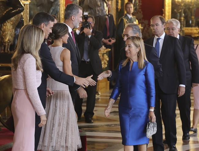 Pedro Sánchez y Begoña Gómez junto a los Reyes en el besamanos. | POOL ep los reyes saludanpedro sancheza begona gomez