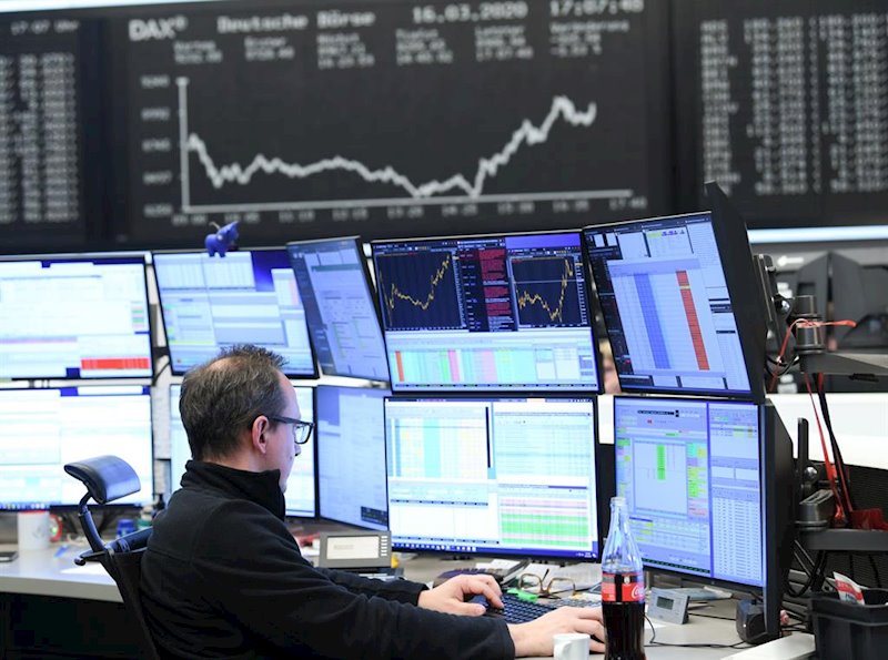https://img2.s3wfg.com/web/img/images_uploaded/7/9/ep_main_a_stock_trader_sits_in_front_of_his_monitors_in_the_trading_room_of_the_frankfurt_stock.jpg