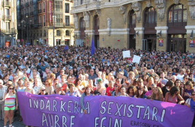 ep milesbilbainas concentradasla plaza arriagabilbaola violacion grupaluna joven18 anos