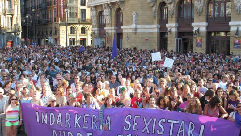 Miles de bilbaínas concentradas en la plaza Arriaga de Bilbao contra la violación grupal de una joven de 18 años | EUROPA PRESS ep milesbilbainas concentradasla plaza arriagabilbaola violacion grupaluna joven18 anos