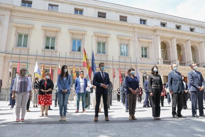 Minuto de silencio a las puertas del Senado por las víctimas del coronavirus. | PSOE ep minuto de silencio a las puertas del senado por las victimas del coronavirus