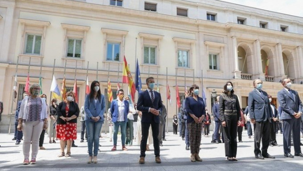 ep minuto de silencio a las puertas del senado por las victimas del coronavirus