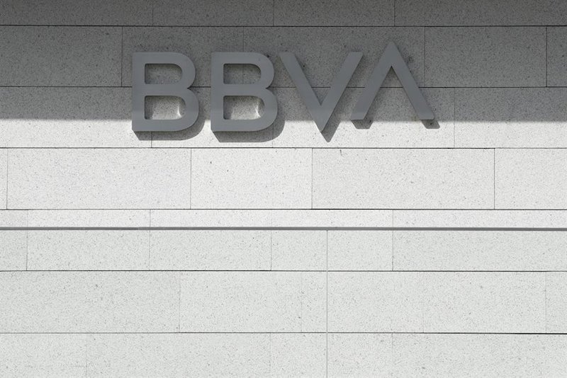 ep nuevo logo del bbva en la fachada del edificio la vela sede de la compania en madrid
