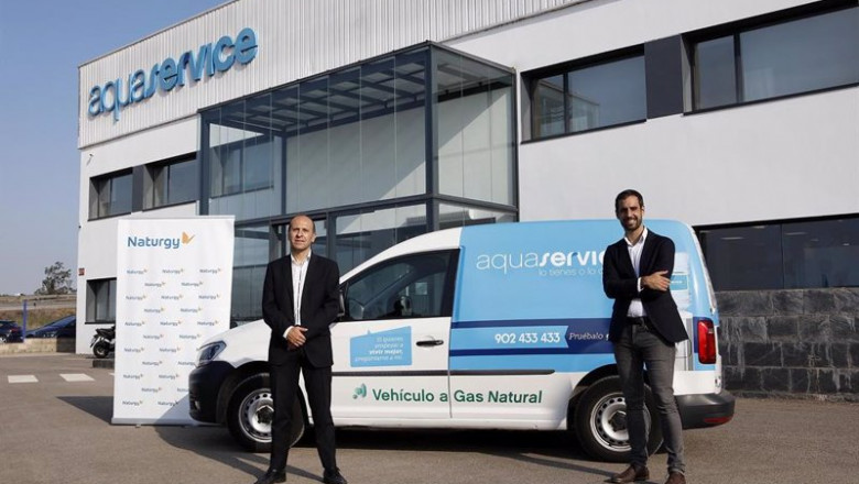 Óscar Arrazola, delegado de Movilidad de Naturgy en zona Centro Sur; y Rafael Vañó, responsable de Compras y Flota de Aquaservice, junto a uno de las coches de gas vehicular de la flota de Aquaservice que utilizará el biometano suministrado por Naturgy. | NATURGY ep oscar arrazola delegado de movilidad de naturgy en zona centro suryrafael vano responsable de