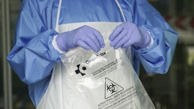 EUROPA PRESS ep personal sanitario con una muestra para realizar un test rapido por covid-19