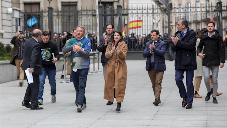 Representantes de Jusapol con los dirigentges de Vox Macarena Olona y Javier Ortega Smith | Jesús Hellín - Europa Press - Archivo ep representantes de jusapol con los dirigentges de vox macarena olona y javier ortega smith