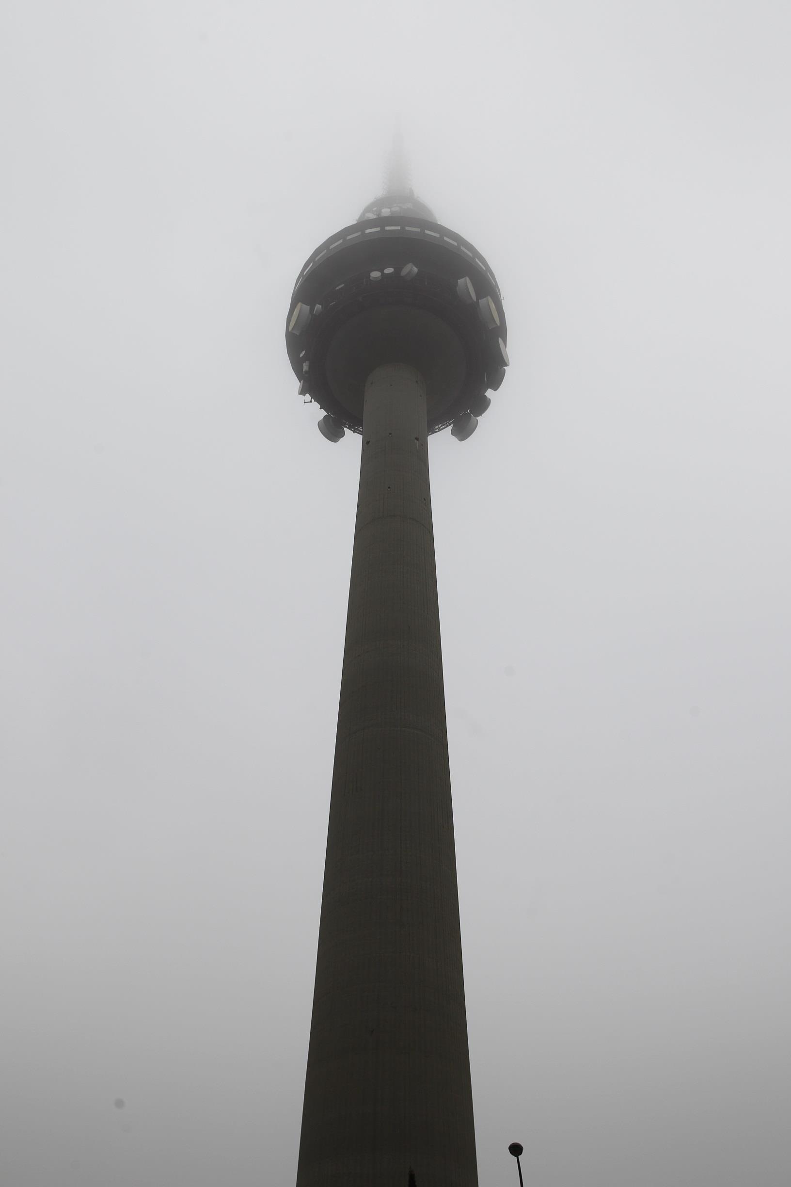 Torrespaña, conocida como el pirulí, amanece con niebla | EUROPA PRESS ep torrespana conocidapiruli amaneceniebla