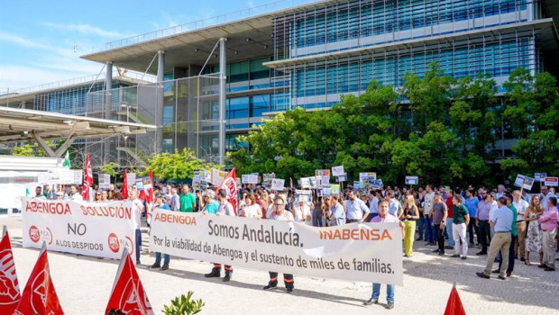 ep trabajadores de los comites de las sociedades de abengoa en la sede de palmas altas en una foto