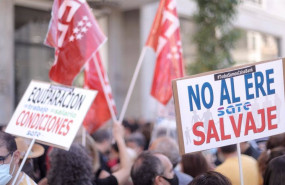 ep un grupo de personas levanta pancartas durante una concentracion de trabajadores de caixabank