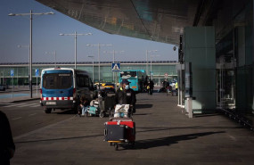 ep un hombre con un carro de maletas en las inmediaciones del aeropuerto de el prat a 19 de
