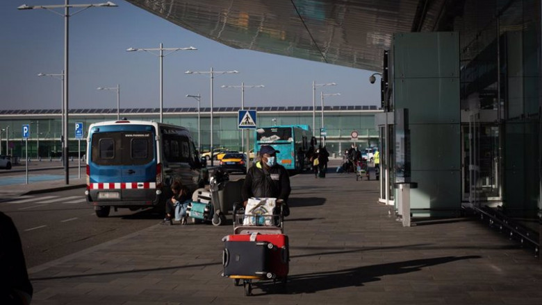 Un hombre con un carro de maletas en las inmediaciones del aeropuerto de El Prat, a 19 de noviembre de 2021, en Barcelona, Cataluña (España). | David Zorrakino - Europa Press ep un hombre con un carro de maletas en las inmediaciones del aeropuerto de el prat a 19 de