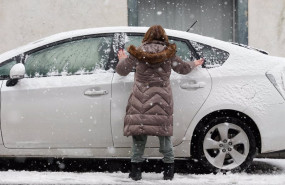 ep una mujer limpia su coche de la nieve en pedrafita do cebreiro a 5 de enero de 2024 en pedrafita