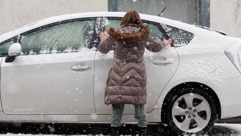 Una mujer limpia su coche de la nieve en Pedrafita do Cebreiro, a 5 de enero de 2024, en Pedrafita do Cebreiro, Lugo, Galicia (España). | Carlos Castro - Europa Press ep una mujer limpia su coche de la nieve en pedrafita do cebreiro a 5 de enero de 2024 en pedrafita