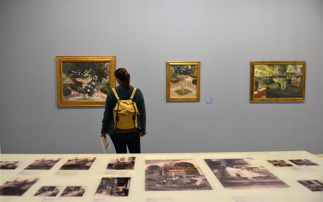 Una visitante contempla las obras de la muestra 'Sorolla. Un jardín para pintar' | FUNDACIÓN BANCAJA ep una visitante contemplaobrasla muestra sorolla un jardinpintar