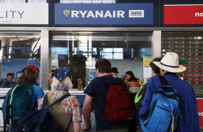 ep varias personas se acercan a las ventanillas de la compania aerea ryanair