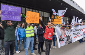 ep varios trabajadores de renfe y adif con carteles durante una concentracion por la huelga estatal
