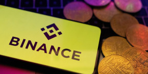 un smartphone avec le logo binance 