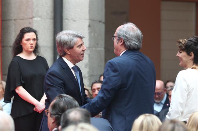 Ángel Garrido saluda a Ángel Gabilondo durante su toma de posesión | EUROPA PRESS ep angel garrido saluda a angel gabilondo durantetomaposesion