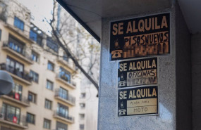 ep archivo   carteles de se alquila pegados en un edificio