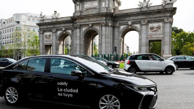ep archivo   coche de cabify frente a la puera de alcala de madrid