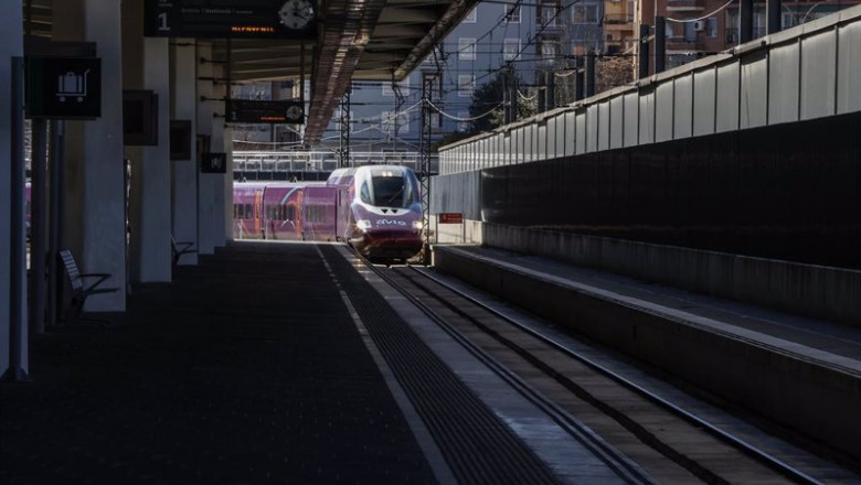 Archivo - El tren Avlo llega a la estación de Joaquín Sorrolla, a 17 de febrero de 2022, en Valencia | Rober Solsona - Europa Press - Archivo ep archivo el tren avlo llega a la estacion de joaquin sorrolla a 17 de febrero de 2022 en