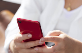 ep archivo   imagen de recurso de una mujer utilizando un telefono movil