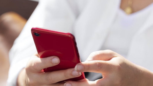 ep archivo   imagen de recurso de una mujer utilizando un telefono movil
