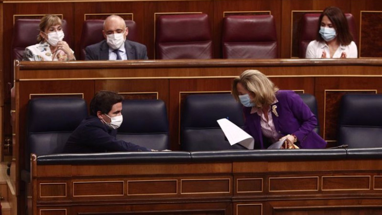 Archivo - La vicepresidenta Tercera del Gobierno, Nadia Calviño (i), y el diputado del PSOE Pedro Casares durante una sesión plenaria en el Congreso | EUROPA PRESS/E. Parra. POOL - Europa Press ep archivo la vicepresidenta tercera del gobierno nadia calvino i y el diputado del psoe pedro