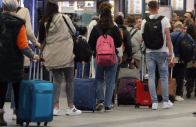 ep archivo   numerosas personas con maletas salen de viaje en la estacion almudena grandes atocha