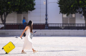 ep archivo   turista arrastra una maleta por una calle de cadiz capital