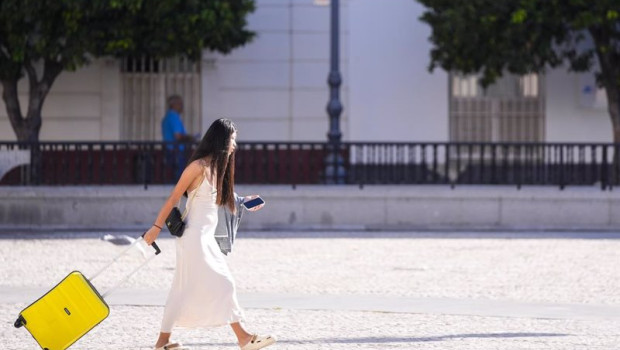 ep archivo   turista arrastra una maleta por una calle de cadiz capital