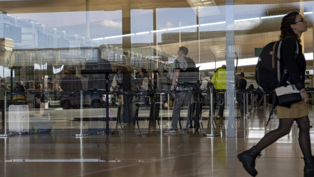 ep archivo un grupo de personas en el aeropuerto de barcelona ep archivo un grupo de personas en el aeropuerto de barcelona
