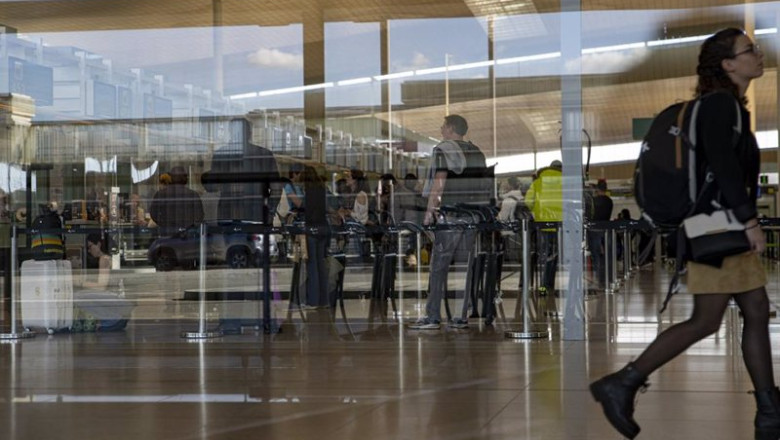 ep archivo un grupo de personas en el aeropuerto de barcelona ep archivo un grupo de personas en el aeropuerto de barcelona