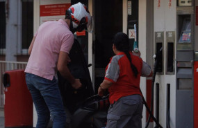 ep archivo   un hombre echa carburante a su vehiculo en una gasolinera