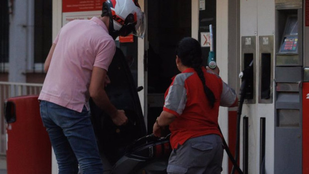 ep archivo   un hombre echa carburante a su vehiculo en una gasolinera