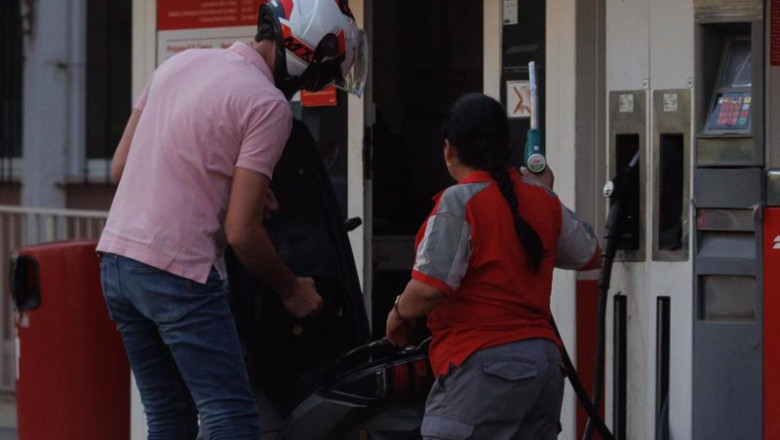 ep archivo un hombre echa carburante a su vehiculo en una gasolinera ep archivo un hombre echa carburante a su vehiculo en una gasolinera