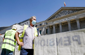 ep archivo   un hombre sostiene una pancarta durante una concentracion de pensionistas frente al