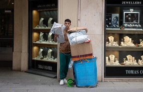 ep archivo   un joven contratado temporalmente para la campana de navidad