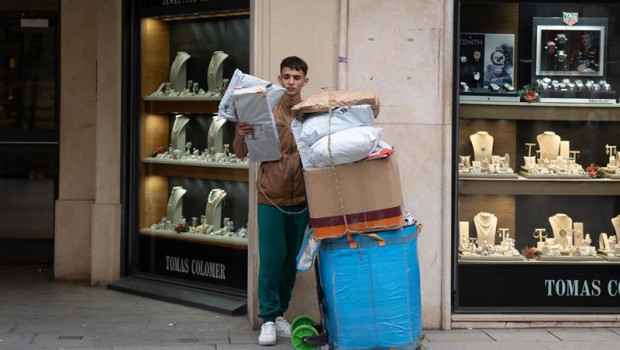 ep archivo   un joven contratado temporalmente para la campana de navidad