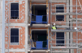 ep archivo   un obrero trabaja en las obras de un bloque de viviendas