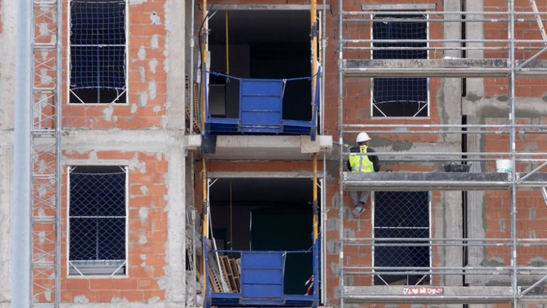 ep archivo un obrero trabaja en las obras de un bloque de viviendas ep archivo un obrero trabaja en las obras de un bloque de viviendas