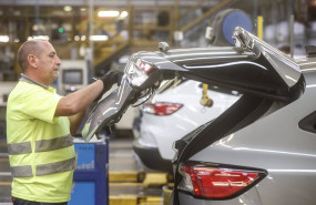 ep archivo   un trabajador en un vehiculo de la fabrica de ford en almussafes