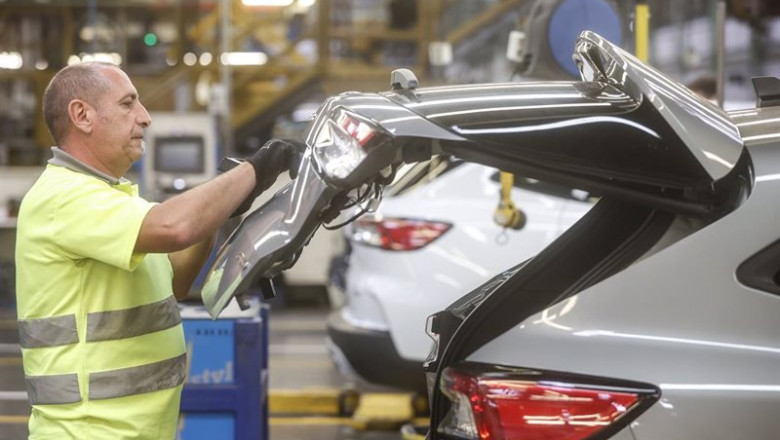 ep archivo   un trabajador en un vehiculo de la fabrica de ford en almussafes