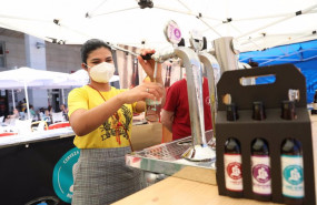 ep archivo   una camarera sirve un tubo de cerveza en las instalaciones del leganes beer festival