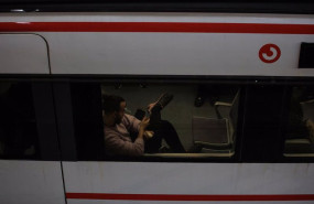 ep archivo   una persona en un vagon de un tren en la estacion de atocha