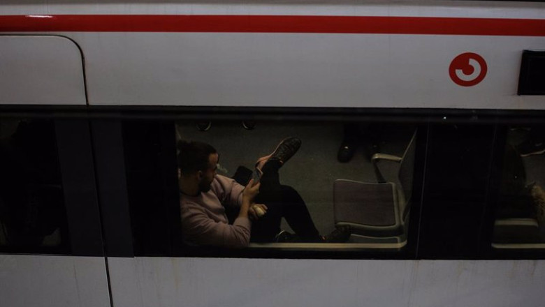 ep archivo una persona en un vagon de un tren en la estacion de atocha ep archivo una persona en un vagon de un tren en la estacion de atocha