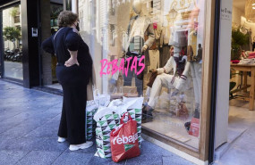 ep archivo   una senora observa un escaparate como muchas bolsas de compras